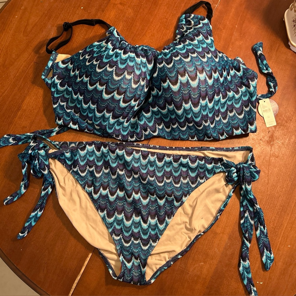 Cacique bikini set in a multicolor design, with a size 28 bottom and a 44F top.
